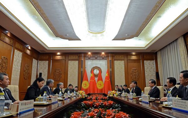 В ходе встречи лидеры обсудили актуальные вопросы сотрудничества двух стран, реализацию совместных проектов в различных сферах и перспективы дальнейшего наращивания взаимодействия по всем направлениям - Sputnik Кыргызстан