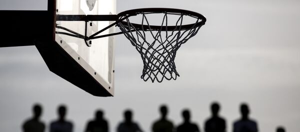 Болельщики наблюдают за матчем по уличному баскетболу. Архивное фото - Sputnik Кыргызстан