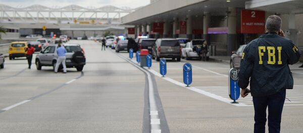 Флориданын Форт-Лодердейл аэропортунда атышуу болгон жердеги полиция кызматкери Флориданын Форт-Лодердейл аэропортунда атышуу болгон жердеги полиция кызматкери - Sputnik Кыргызстан