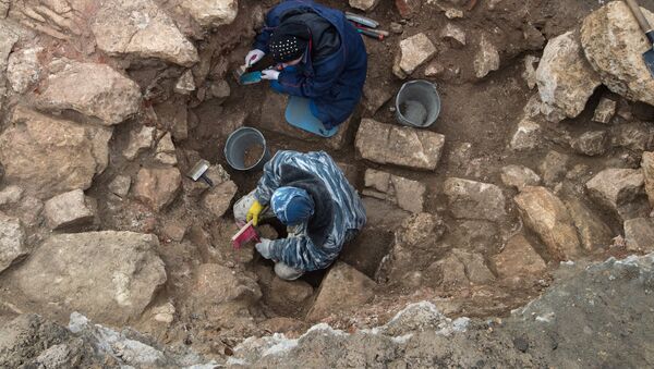 Архивное фото археологов, которые ведут раскопки - Sputnik Кыргызстан