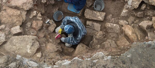 Архивное фото археологов, которые ведут раскопки Архивное фото археологов, которые ведут раскопки - Sputnik Кыргызстан