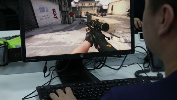 Парень играет на компьютере Counter-Strike GO. Архивное фото - Sputnik Кыргызстан