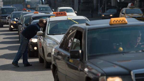 Автомобили такси на одной из улиц Москвы. Архивное фото - Sputnik Кыргызстан