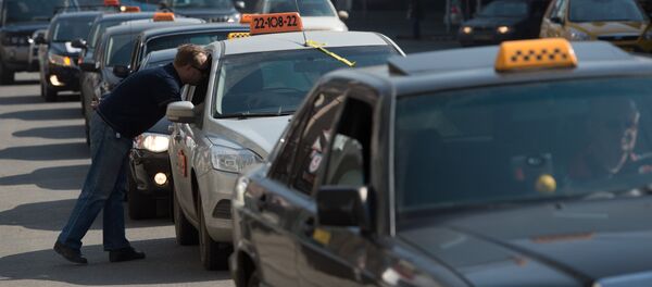 Автомобили такси на одной из улиц Москвы. Архивное фото - Sputnik Кыргызстан