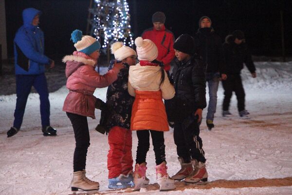 С начала зимы в Караколе открылись 10 ледовых катков - Sputnik Кыргызстан