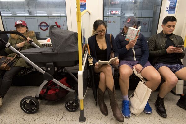 Международный флешмоб В метро без штанов (No Pants Subway Ride) в Лондоне - Sputnik Кыргызстан