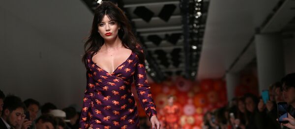 Неделя моды в Лондоне, Великобритания Неделя моды в Лондоне, Великобритания - Sputnik Кыргызстан