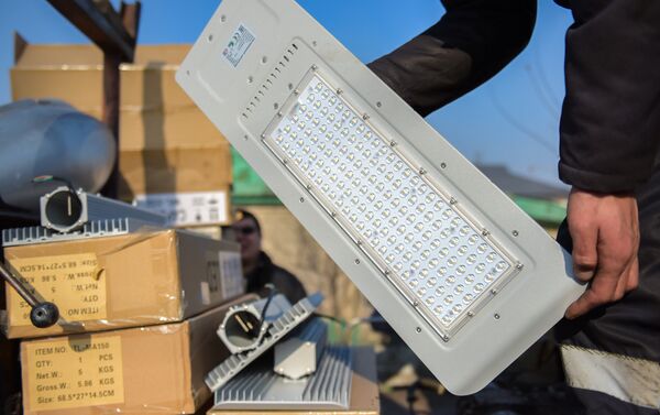 Муниципальное предприятие Бишкексвет устанавливает современные светодиодные светильники на столичных улицах - Sputnik Кыргызстан