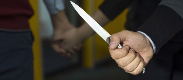 Мужчина держит нож на фоне пары. Иллюстративное фото - Sputnik Кыргызстан