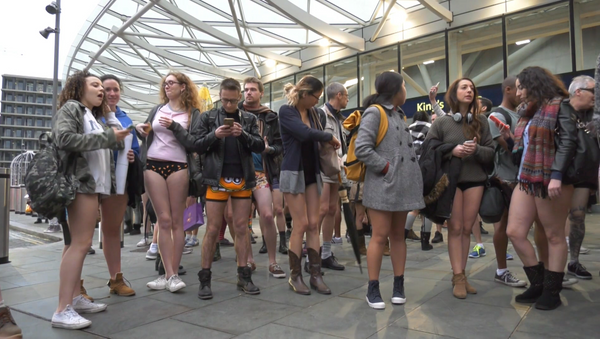 День без штанов – как ежегодный флешмоб прошел в Лондоне и Берлине - Sputnik Кыргызстан