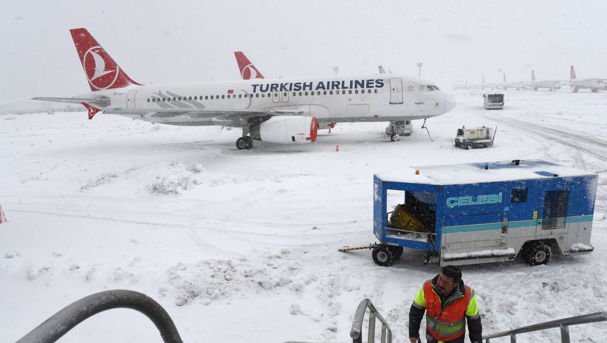 Рейсы в турцию новости сегодня. Аэропорт Turkish Airlines. Снегопад аэропорт. Снег в Турции. Turkish Airlines самолеты.