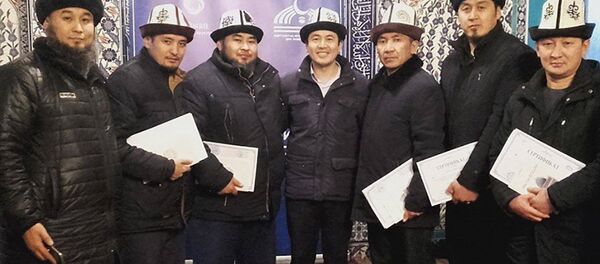 ОшМУнун Теология факультетинде уюштурулган семинар жыйынтыкталып, Баткен облусунун райондорунан келген 140 имамга сертификат тапшырылды - Sputnik Кыргызстан