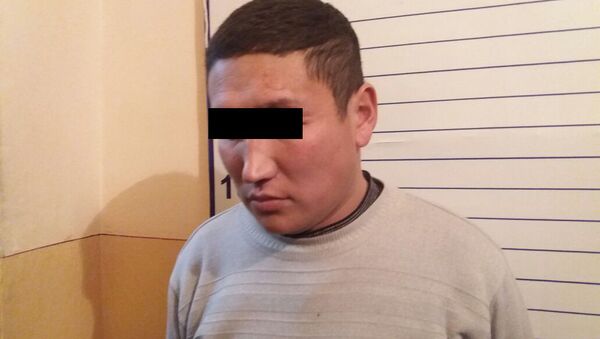Задержанный, подозреваемый в том, что предлагал за деньги пригласить на Голубой огонек в эфире КТРК - Sputnik Кыргызстан