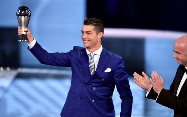 Нападающий Реал Мадрида и сборной Португалии Криштиану Роналду признан лучшим игроком по версии Международной Федерации футбола (FIFA) - Sputnik Кыргызстан