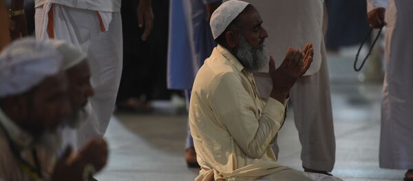 Архивное фото мусульманина читающего намаз - Sputnik Кыргызстан