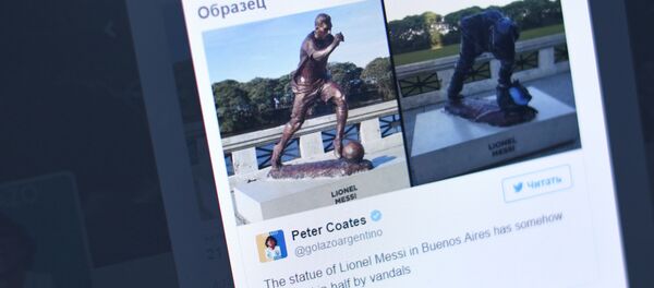 Спиленная вандалами статуя нападающего национальной команды и испанского клуба Барселона Лионеля Месси в Буэнос-Айресе, фото со страница пользователя твиттер Peter Coates - Sputnik Кыргызстан