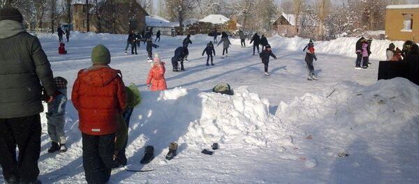 Ледовый каток в селе Баетов Нарынской области - Sputnik Кыргызстан