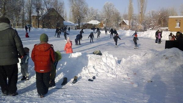 Ледовый каток в селе Баетов Нарынской области - Sputnik Кыргызстан