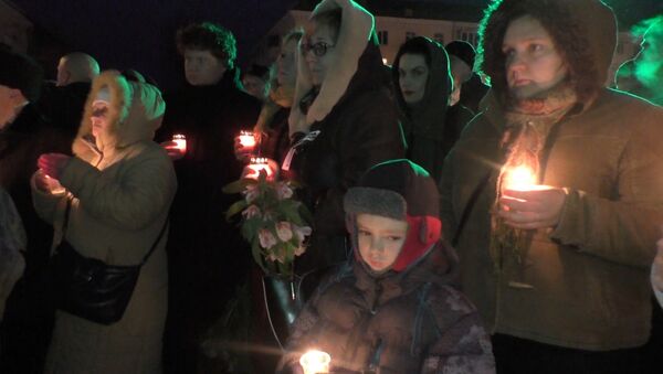 Жители Луганска зажгли сотни свечей на акции памяти жертв конфликта в Донбассе - Sputnik Кыргызстан