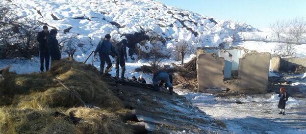Сузак районуна караштуу Жалгыз-Жаңгак айылындагы жер көчкү Сузак районуна караштуу Жалгыз-Жаңгак айылындагы жер көчкү - Sputnik Кыргызстан