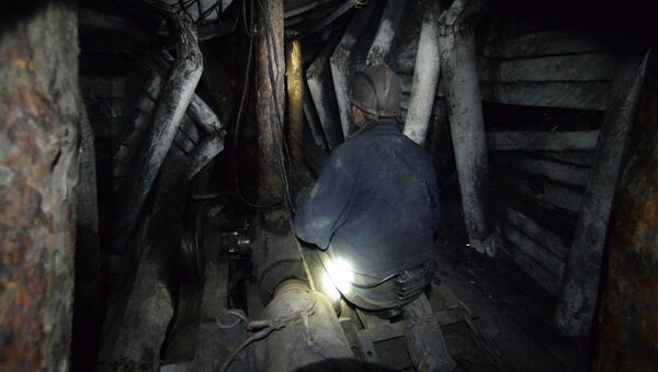 Работник в шахте. Архивное фото - Sputnik Кыргызстан