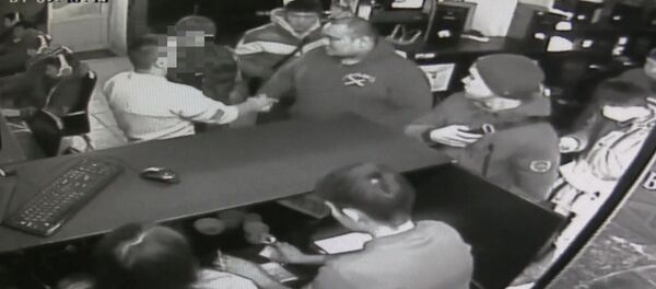 Камера запечатлела в клубе дебоширов, отобравших у ГБР оружие - Sputnik Кыргызстан