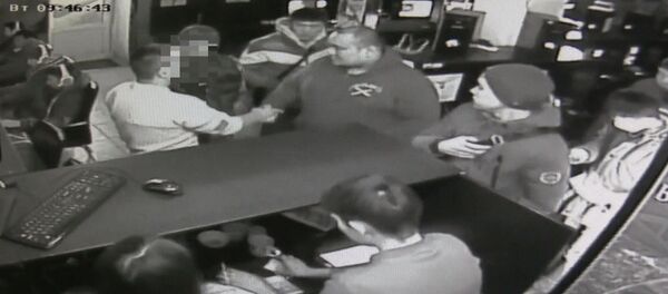 Интернет клубда күзөтчүлөрдүн куралын алып качкан мастарды камера тартып калган - Sputnik Кыргызстан