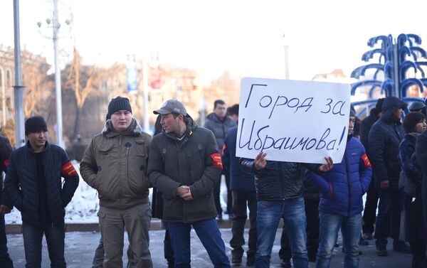 Перед зданием мэрии проходит митинг в поддержку нынешнего градоначальника Албека Ибраимова. - Sputnik Кыргызстан
