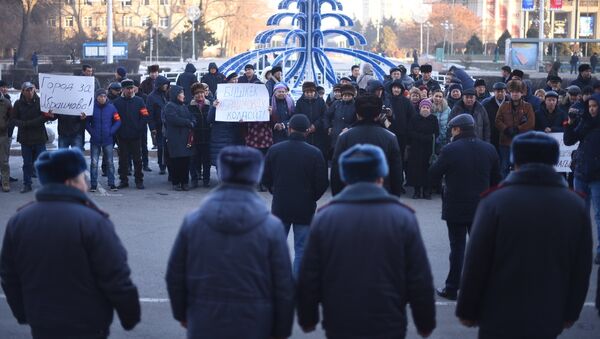 Бишкек мэриясынын алдына учурда шаар башчысы Албек Ибраимовду колдогондор митингге чыгышты. - Sputnik Кыргызстан