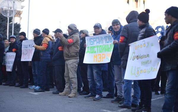 Перед выборами около здания мэрии собралось около 50 человек, они пришли с транспарантами в поддержку Ибраимова. - Sputnik Кыргызстан