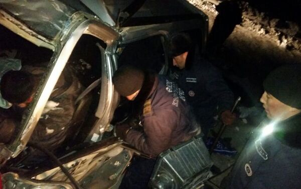 Сотрудники МЧС на месте столкновения грузовика и легкового автомобиля на автотрассе Бишкек — Ош в Жайыльском районе - Sputnik Кыргызстан