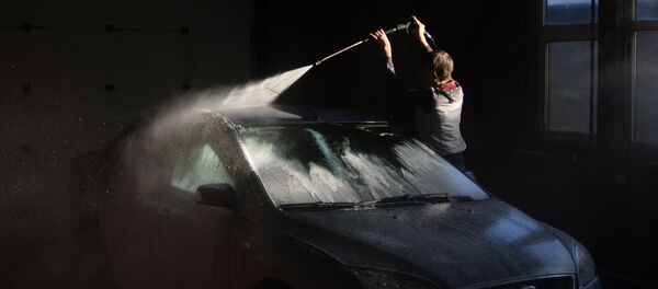 Работа автомобильной мойки в Великом Новгороде - Sputnik Кыргызстан