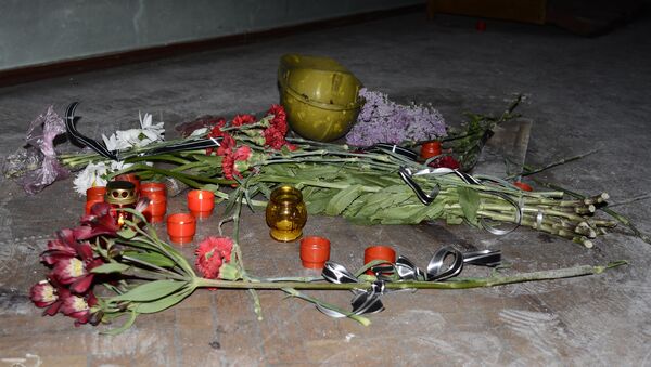 Жители Одессы несут цветы в память о погибших во время пожара в Доме профсоюзов - Sputnik Кыргызстан