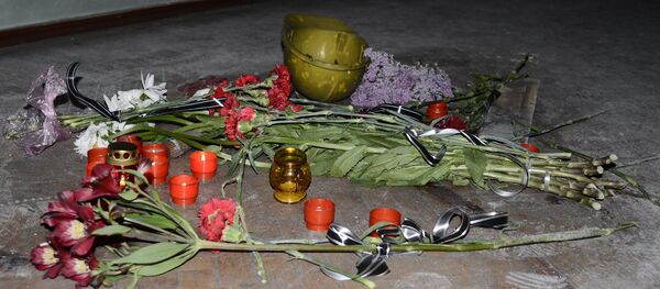 Жители Одессы несут цветы в память о погибших во время пожара в Доме профсоюзов - Sputnik Кыргызстан