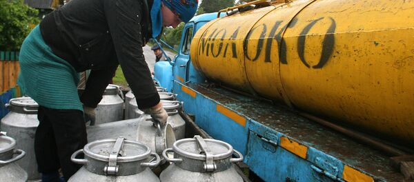 Фермер заполняет молоковоз. Архивное фото Фермер заполняет молоковоз. Архивное фото - Sputnik Кыргызстан