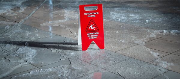 Предупреждающий знак Осторожно, гололед! на тротуаре. Архивное фото - Sputnik Кыргызстан