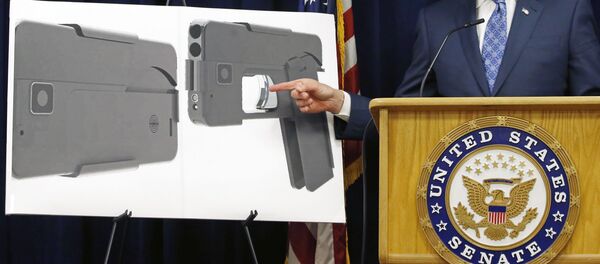 Презентация складных пистолетов, внешне выглядящих почти как аппараты iPhone - Sputnik Кыргызстан