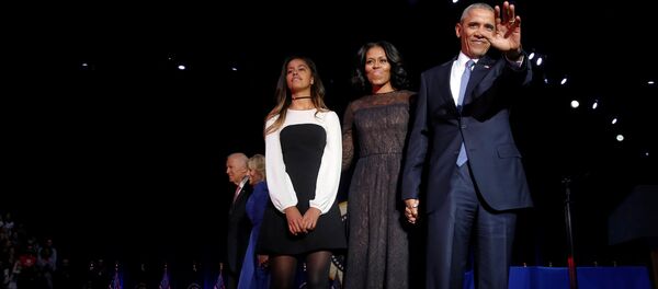 Президент США Барак Обама с супругой и дочерью во время прощальной речи в Чикаго - Sputnik Кыргызстан
