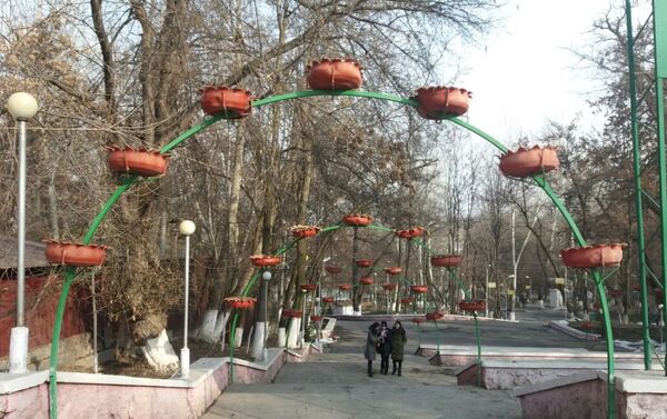 Ремонтные работы и благоустройство пройдут в четыре этапа. Площадь парка составляет 9 гектаров, он был основан в 1919 году. - Sputnik Кыргызстан