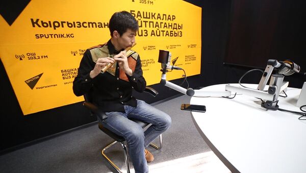 Инженер сыграл мировые хиты на кыргызской флейте сыбызгы - Sputnik Кыргызстан