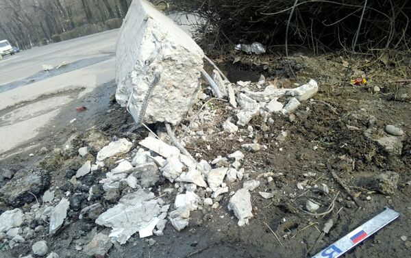Известно, что в момент аварии автомобиль повредил ворота частного дома. - Sputnik Кыргызстан