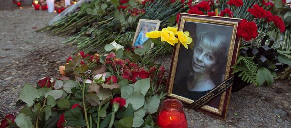 Цветы и свечи на площади Южного мола морского порта в память о жертвах крушения ТУ-154 в Сочи. - Sputnik Кыргызстан