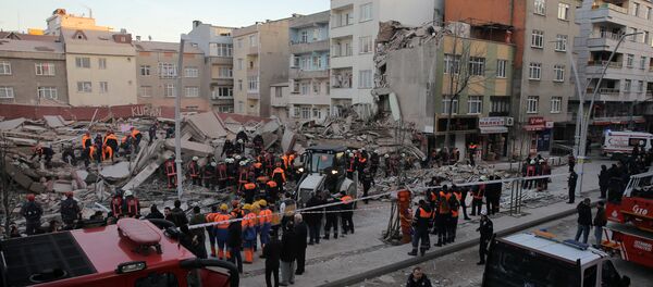 Спасатели на месте обрушения многоэтажного здания в стамбульском районе Зейтинбурну - Sputnik Кыргызстан