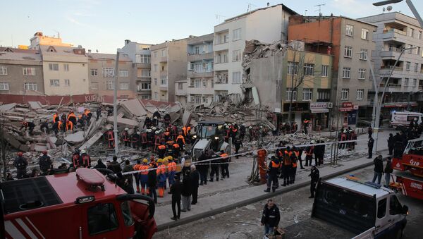 Спасатели на месте обрушения многоэтажного здания в стамбульском районе Зейтинбурну - Sputnik Кыргызстан
