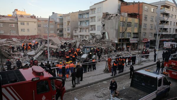 Обрушение многоэтажного здания в районе Зейтинбурну в Стамбуле - Sputnik Кыргызстан