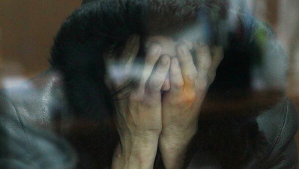Подозреваемая закрывает лицо руками. Архивное фото - Sputnik Кыргызстан
