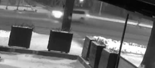 Стрельба возле кинотеатра в Бишкеке — кадры с камеры наблюдения Стрельба возле кинотеатра в Бишкеке — кадры с камеры наблюдения - Sputnik Кыргызстан