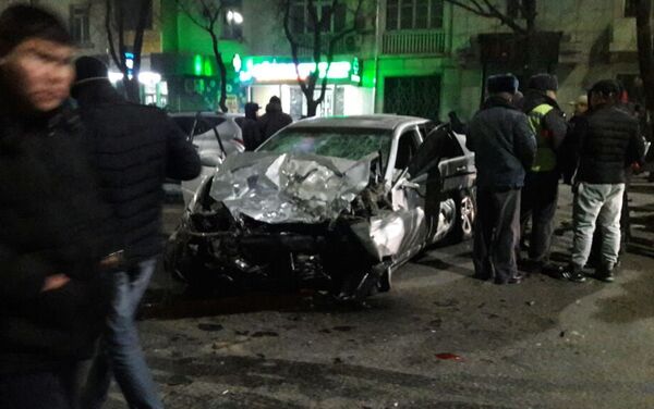 Крупное дорожно-транспортное происшествие произошло в ночь на воскресенье, погиб один, пострадали три человека - Sputnik Кыргызстан