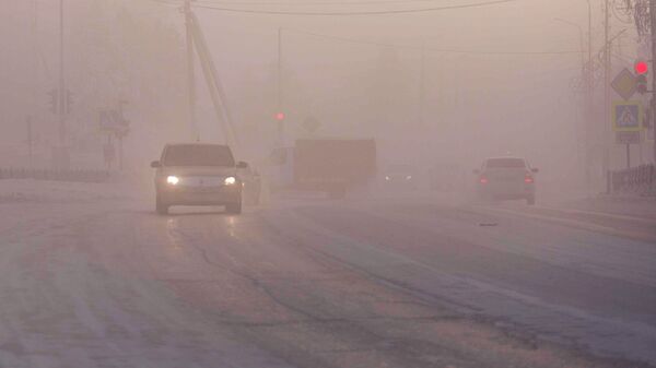 Автомобили едут по трассе в сильные морозы. Архивное фото - Sputnik Кыргызстан