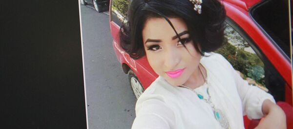 Мас абалында милиция кызматкеринин чекесин жара тепти делген ырчы кыз Алтынай Жайнакованын архивдик сүрөтү - Sputnik Кыргызстан